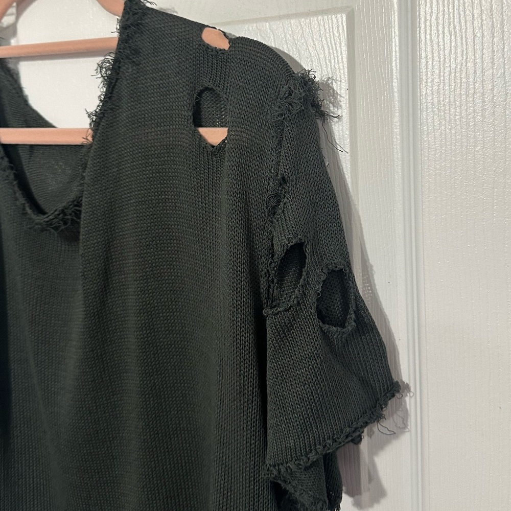 Elegant Green Women's lightweight Distressed sweater Top NWOT